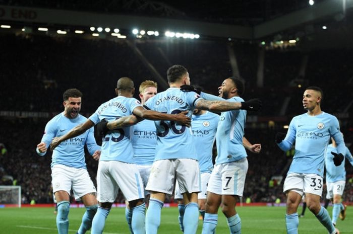 Bek Manchester City, Nicolas Otamendi (tengah), merayakan gol yang dia cetak ke gawang Manchester United dalam laga Liga Inggris di Stadion Old Trafford, Manchester, pada 10 Desember 2017.