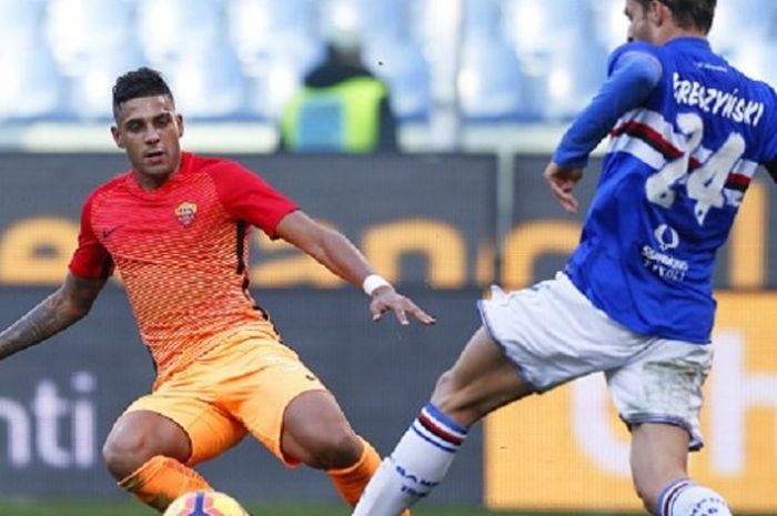 Emerson Palmieri dan Bartosz Bereszynski berebut bola saat AS Roma bertandang ke markas Sampdoria pada lanjutan Serie A, Minggu (29/1/2017). 