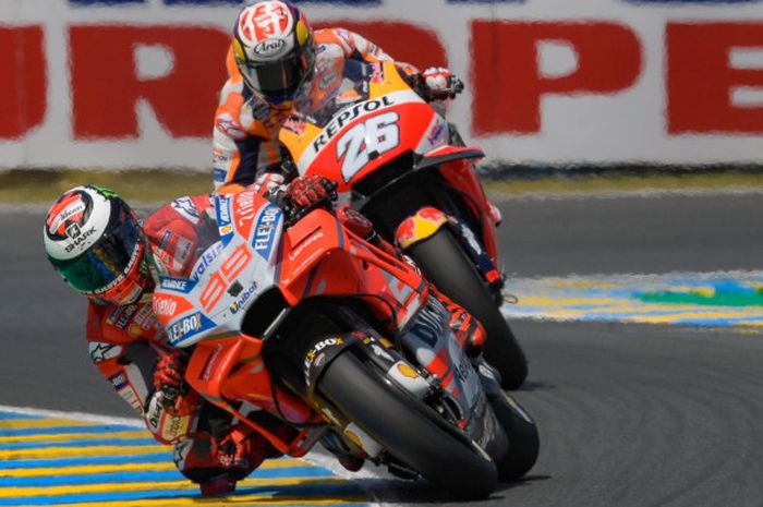 Pebalap Ducati, Jorge Lorenzo (#99), berusaha melepaskan diri dari kejaran Dani Pedrosa (Repsol Honda) ketika menjalani balapan seri kelima MotoGP Prancis di Sirkuit Le Mans, Minggu (20/5/2018).