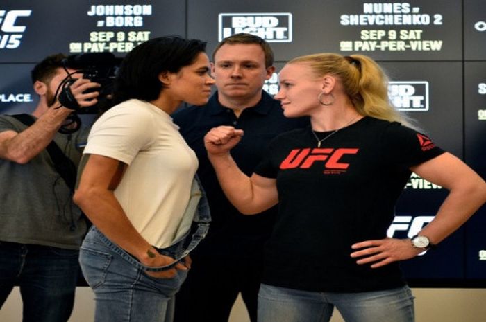 Amanda Nunes (baju putih) dan Valentina Shevchenko (menggunakan jam tangan) akan berduel di ajang UFC 215 yang digelar Sabtu (9/9/2017) malam waktu Kanada.