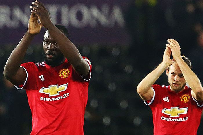 Striker Manchester United, Romelu Lukaku (kiri), dan rekan setimnya, Daley Blind, membalas aplaus pendukung timnya usai laga melawan Swansea City pada putaran keempat Piala Liga Inggris di Stadion Liberty, Swansea, Inggris, pada 24 Oktober 2017.