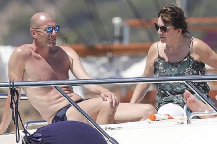 Zinedine Zidane (kiri) berlibur bersama Veronique di Ibiza, Spanyol