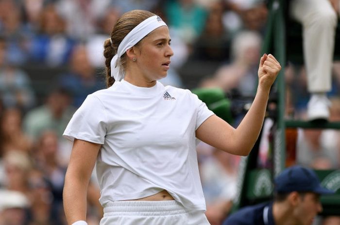 Petenis tunggal putri Latvia, Jelena Ostapenko, melakukan selebrasi setelah memenangi poin pada laga perempat final Wimbledon 2018 kontra Dominika Cibulkova (Slovakia) di All England Lawn Tennis Club, London, Inggris, Selasa (10/7/2018).