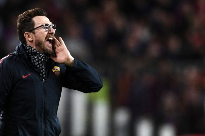 Ekspresi pelatih AS Roma, Eusebio Di Francesco, dalam laga leg pertama perempat final Liga Champions kontra FC Barcelona di Stadion Camp Nou, Barcelona, Spanyol pada 4 April 2018.