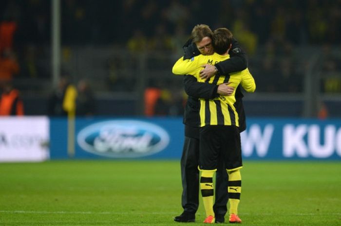 Pelatih Borussia Dortmund, Juergen Klopp, memeluk pemainnya, Mario Goetze, seusai laga leg kedua babak 16 besar Liga Champions kontra Shakhtar Donetsk di Dortmund, Jerman, pada 5 Maret 2013.