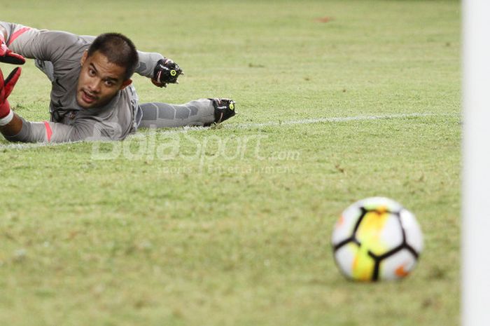   Kiper timnas Indonesia, Andritany Ardhiyasa, tak berdaya melihat gawangnya kebobolan oleh Islandia pada laga uji coba internasional di Stadion Utama GBK, Jakarta Selatan, Minggu (14/1/2018) malam.   