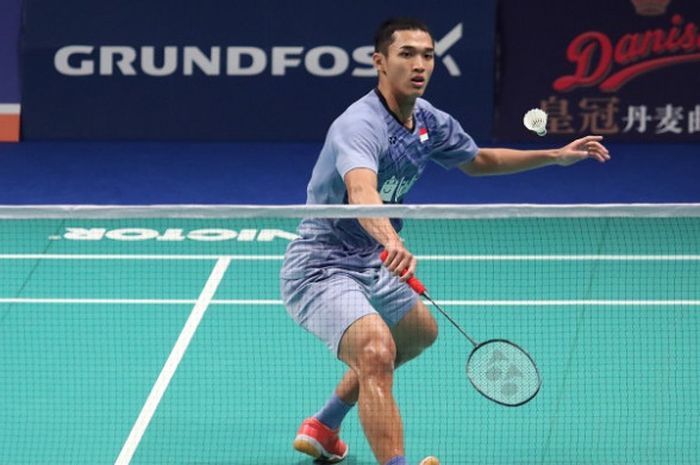 Pebulu tangkis tunggal putra Indonesia, Jonatan Christie, mengembalikan kok ke arah Hu Yun (Hong Kong) pada babak pertama Denmark Terbuka yang berlangsung di Odense Sports Park, Rabu (18/10/2017).