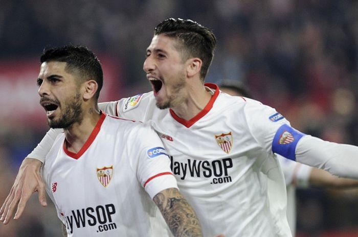 Gelandang Sevilla, Ever Banega (kiri), merayakan golnya bersama Sergio Escudero dalam laga leg kedua perempat final Copa del Rey kontra Atletico Madrid di Stadion Ramon Sanchez Pizjuan, Sevilla, pada 23 Januari 2018.