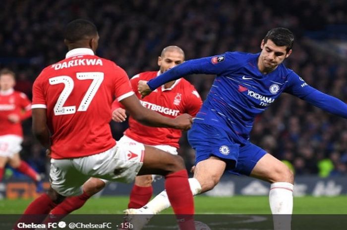 Striker Chelsea, Alvaro Morata, berduel dengan pemain Nottingham Forest, dalam laga ronde ketiga Piala FA di Stadion Stamford Bridge, Sabtu (5/1/2019).