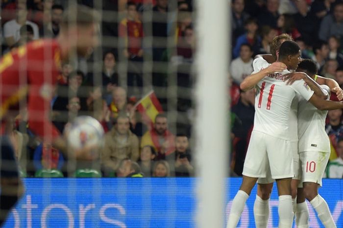 Penyerang Inggris, Marcus Rashford (ketiga dari kanan), merayakan gol yang dicetak ke gawang Spanyol dalam laga UEFA Nations League di Stadion Benito Villamarin, Seville, Spanyol pada 15 Oktober 2018.