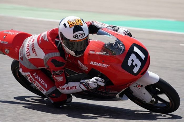 Pebalap Astra Honda Racing Team asal Indonesia, Gerry Salim, memacu motor saat menjalani balapan FIM CEV kelas Moto3 Junior World Championship di Sirkuit MotorLand Aragon, Minggu (29/7/2018).