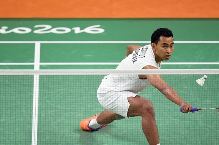 Pebulu tangkis Indonesia, Tommy Sugiarto, mengembalikan pukulan drop shot yang dilontarkan pebulu tangkis Inggris, Rajiv Ouseph, dalam laga babak 16 besar Olimpiade 2016 cabang bulu tangkis di Rio de Janeiro, (15/8/2017).