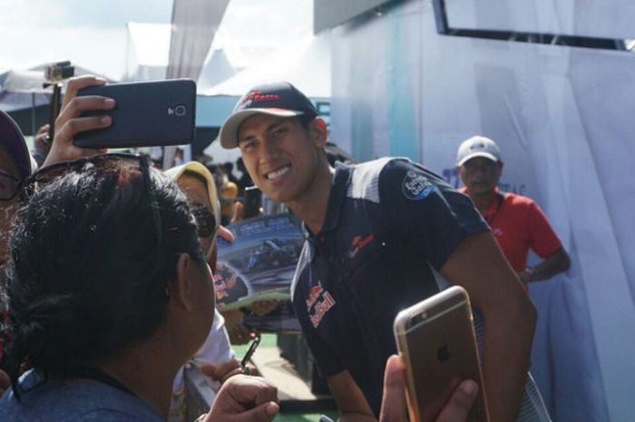 Pebalap Indonesia, Sean Gelael, berfoto saat menjalani sesi jumpa penghemar menjelang sesi Kualifikasi GP Malaysia di Sirkuit Sepang, Sabtu (30/9/2017).