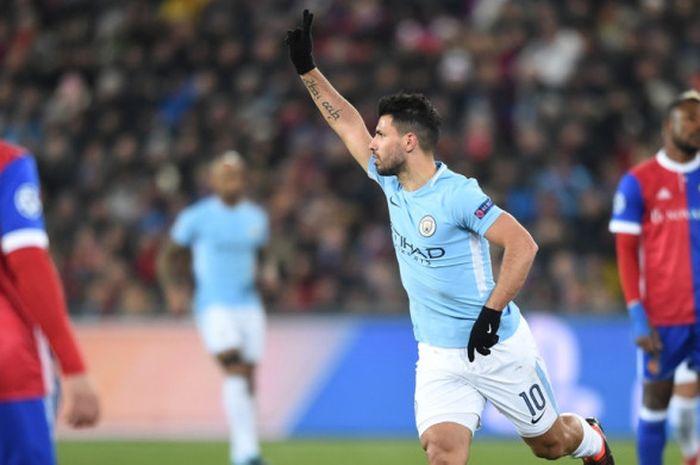 Striker Manchester City, Sergio Aguero (tengah), merayakan gol yang dia cetak ke gawang FC Basel dalam laga leg pertama babak 16 besar Liga Champions di Stadion Saint Jakob-Park, Basel, Swiss, pada 13 Februari 2018.