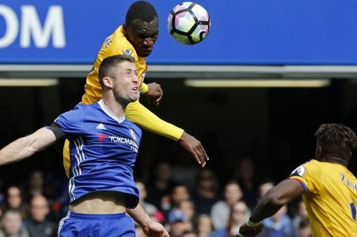 Bek Chelsea, Gary Cahill (kiri bawah), berduel dengan striker Crystal Palace, Christian Benteke, dalam pertandingan Liga Inggris 2016-2017 di Stadion Stamford Bridge, London, Inggris, pada Sabtu (1/4/2017).