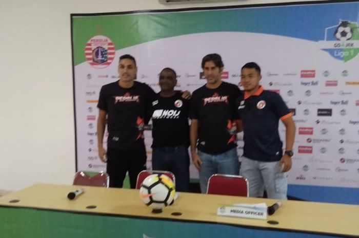 Pelatih dan pemain Persija Jakarta serta Perseru Serui yakni Stefano Cugurra-Jaimerson da Silva Xavier serta Wanderley Junior dan Gusti Rustiawan dalam jumpa pers di Stadion Patriot Chandrabhaga, Bekasi.