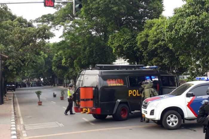 Benda tersebut terletak di Jalan Palmerah atau di pinggir rel kereta api Stasiun Palmerah, Jakarta Pusat. 