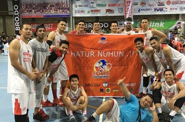 Pemain Garuda Bandung berpose seusai menjalani tur nusantara di Samarinda.