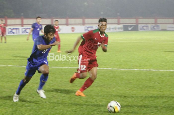 Penyerang Timnas U-23 Indonesia, Lerby Eliandry (kanan), dalam laga uji coba melawan Timnas U-23 Thailand di Stadion Perguruan Tinggi Ilmu Kepolisian, Jakarta, Kamis (31/5/2018)