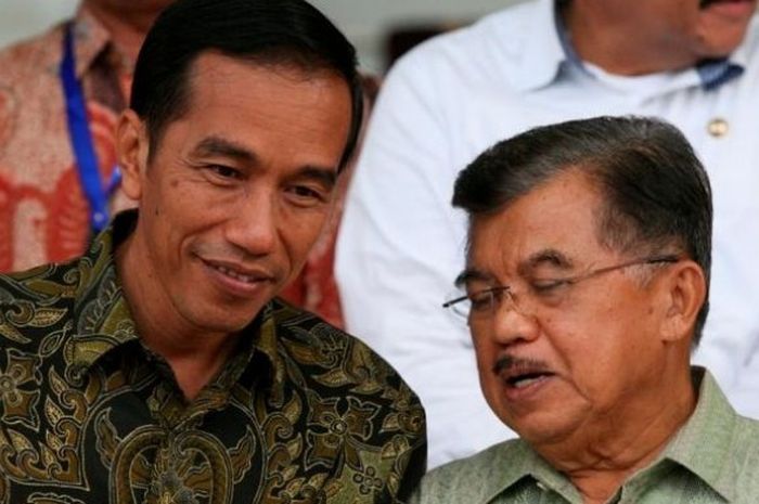 Presiden Joko Widodo dan Wakil Presiden Jusuf Kalla berbincang disela-sela foto bersama bupati peserta Rapat Koordinasi di Istana Bogor, Jawa Barat, Jumat (23/1/2015). Dalam keterangan kepada wartawan, Presiden meminta proses hukum terhadap Wakil Ketua KPK, Bambang Widjojanto dilakukan secara obyektif.