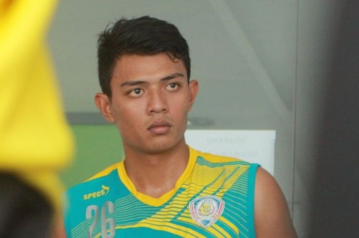  Pemain muda Arema Dedik Setiawan saat menjalani sesi latihan kebugaran di sport centre Universitas Brawijaya Malang pada Selasa (8/11/2016). 