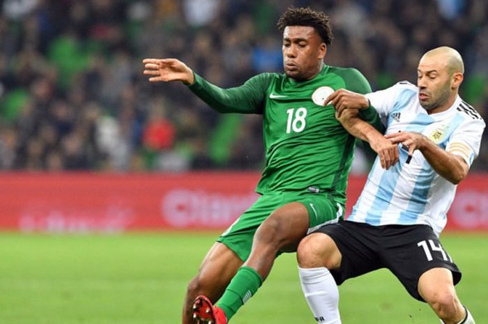 Pemain Nigeria, Alex Iwobi (kiri), berduel dengan bek Argentina, Javier Mascherano, dalam laga persahabatan di Krasnodar, Rusia, pada 14 November 2017.