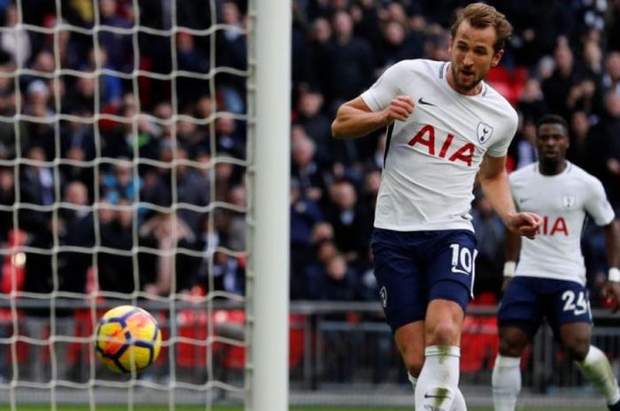 Harry Kane mencetak gol lewat tembakan jarak dekat dalam laga Liga Inggris antara Tottenham Hotspur dan Southampton di Wembley Stadium, London, 26 Desember 2017.