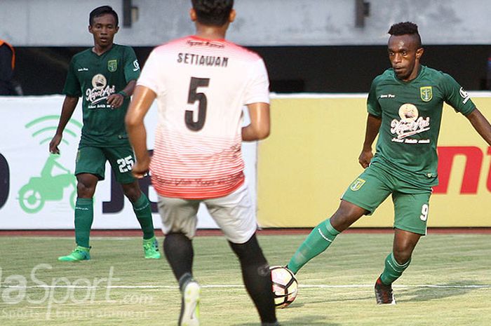 Penyerang Persebaya, Ricky Kayame mencoba melewati pemain Persinga Ngawi, Kamis (14/9/2017) lalu.