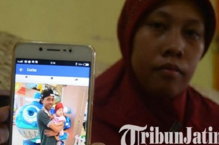 Dita Yuli Fauziah, istri korban pengeroyokan oknumk Bonek. 