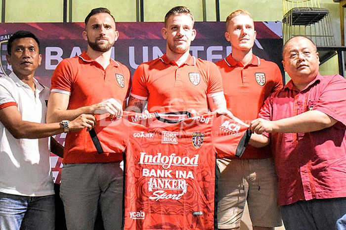 Tiga pemain asing Bali United (kiri-kanan) Ilija Spasojevic, Kevin Brands, dan Nick van der Velden berpose dengan pelatih Widodo Cahyono Putro (kiri) dan Yabes Tanuri (kanan) dalam acara jumpa pers di Denpasar, Bali, Kamis (14/12/2017).