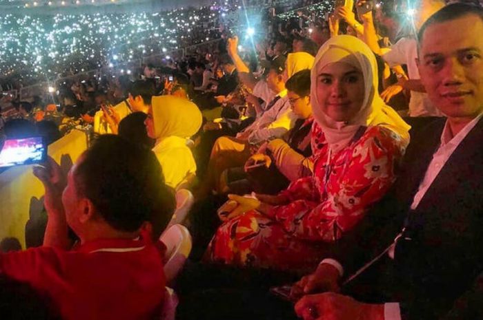 Annisa Pohan (kiri) dan Agus Harimurti dalam Closing Ceremony Asian Games 2018