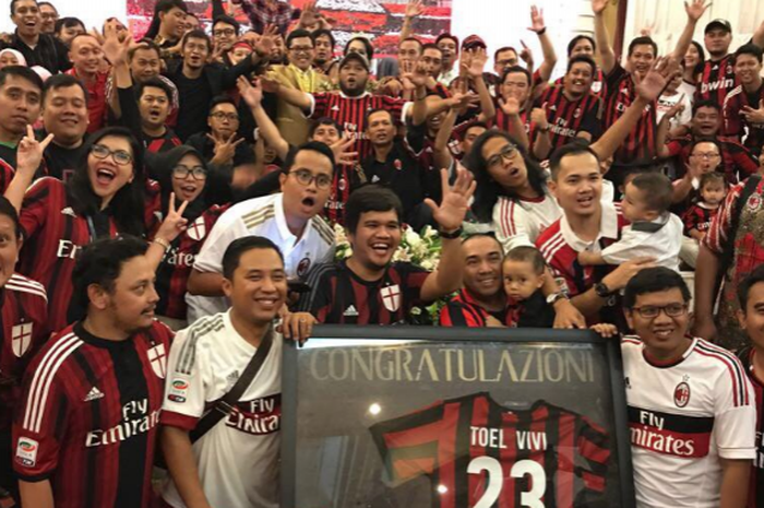 Toel Maldini foto bersama Milanisti Indonesia di resepsi pernikahannya (23/7/2017)