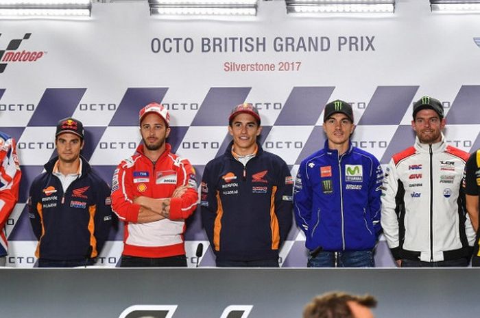 Para pebalap MotoGP berpose dalam sesi konferensi pers jelang GP Inggris di Sirkuit Silverstone, Kamis (24/8/2017).