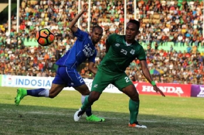 Bek PSMS Medan Ahmad Budi Hargo (kanan) mengajak rekan-rekannya bangkit setelah ditekuk Persiraja Banda Aceh.