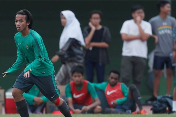 Pemain muda Rafid Habibie saat menjalani seleksi tahap kedua timnas U-18 Indonesia di lapangan Atang