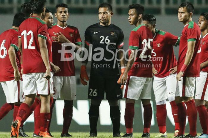         Para pemain Timnas U-23 Indonesia berkumpul jelang laga PSSI Anniversary Cup 2018 kontra Bahrain di Stadion Pakansari, Bogor, Jumat (27/4/2018)        