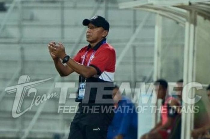 Pelatih T-Team FC, Rahmad Darmawan saat memberikan instruksi anak asuhnya pada laga Piala Malaysia 2016. 