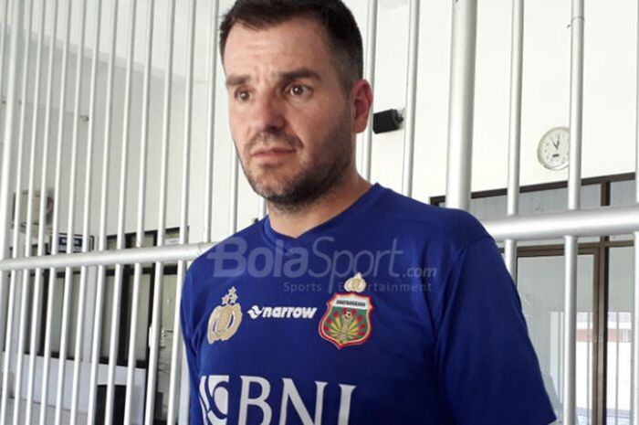   Pelatih Bhayangkara FC, Simon McMenemy, saat ditemui di Stadion Maguwo, Sleman, Yogyakarta, Selasa (27/2/2018)  