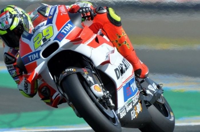 Pebalap Ducati asal Italia, Andrea Iannone, memacu motornya pada sesi latihan GP Perancis di Sirkuit Le Mans, Sabtu (7/5/2016).