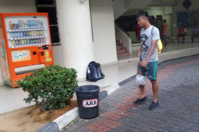 Gelandang timnas U-22 Indonesiam Hargianto dengan lutut kanan dikompres es berjalan meninggalkan Stadion UKM di Bangi, Selangor, Sabtu (19/8/2017) petang. 