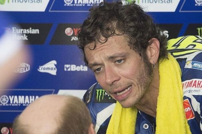 Valentino Rossi dan kepala kru Yamaha Factory Racing, Silvano Galbusera Italia, selama Tes MotoGP di Sirkuit Sepang, Malaysia, pada 1 Februari 2016. 