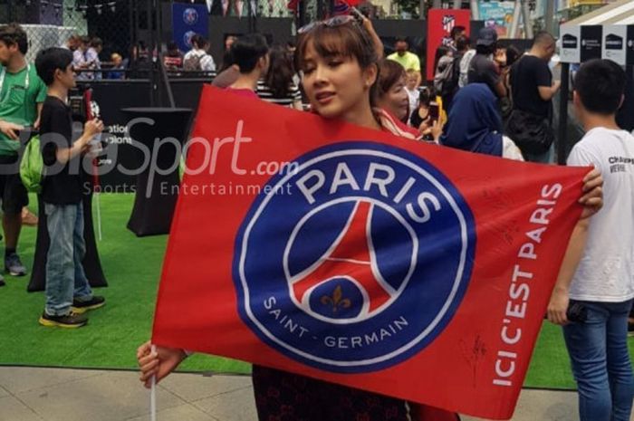 Andrea Dian saat bertemu empat pemain Paris Saint-Germain, Timothy Weah, Giovani Lo Celso, Adrien Rabiot dan Lavyin Kurzawa di acara meet and greet yang digelar di Clarke Quay, Singapura Pada Kamis (26/7/2018),