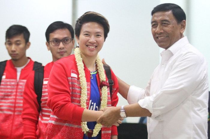 Pemain ganda campuran nasional, Liliyana Natsir, bersalaman dengan Ketua Umum PP PBSI Wiranto.