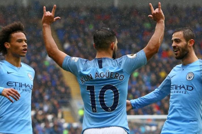 Striker Manchester City, Sergio Aguero (tengah), merayakan golnya ke gawang Cardiff City bersama Leroy Sane (kiri) dan Bernardo Silva dalam partai Liga Inggris di Stadion Cardiff City, Wales, 22 September 2018.