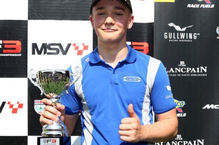 Pebalap disabilitas Billy Monger berpose dengan piala yang diraihnya setelah finis di posisi ketiga pada balapan British Formula 3 di Sirkuit Spa-Francorchamps, Belgia, Minggu (22/7/2018).