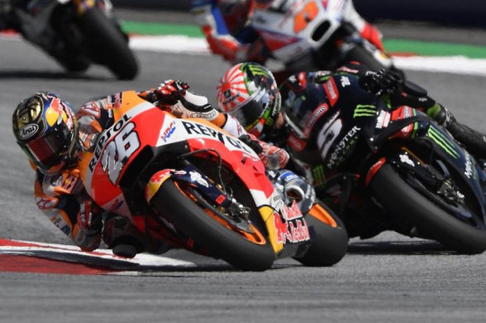 Dani Pedrosa (kiri) dan Johann Zarco (kanan) saat beraksi pada sesi balapan MotoGP Austria 2018 yang berlangsung Minggu (12/8/2018).