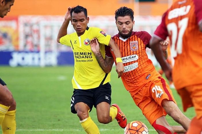 Gelandang Semen Padang, Riko Simanjuntak (kiri), berduel dengan bek Pusamania Borneo FC, Diego Michiels, dalam laga lanjutan Torabika Soccer Championship di Stadion Segiri Samarinda, Rabu (20/7/2016).