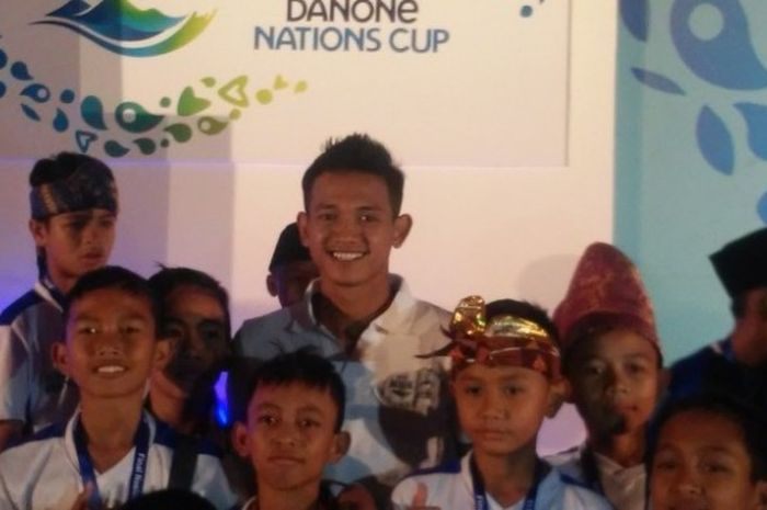 Striker PSM Makassar, Muchlis Hadi Ning ditengah-tengah pesepak bola cilik SSB peserta 16 besar putaran nasional DanoneNC 2016 di Hotel Ritz Carlton, Mega Kuningan, Jakarta, Kamis (21/7/2016). 