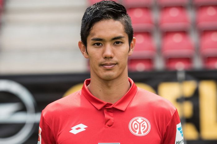 Striker Mainz, Yoshinori Muto, berpose dalam sesi foto jelang Liga Jerman 2016-2017 di Mainz, Jerman, pada 25 Juli 2016.