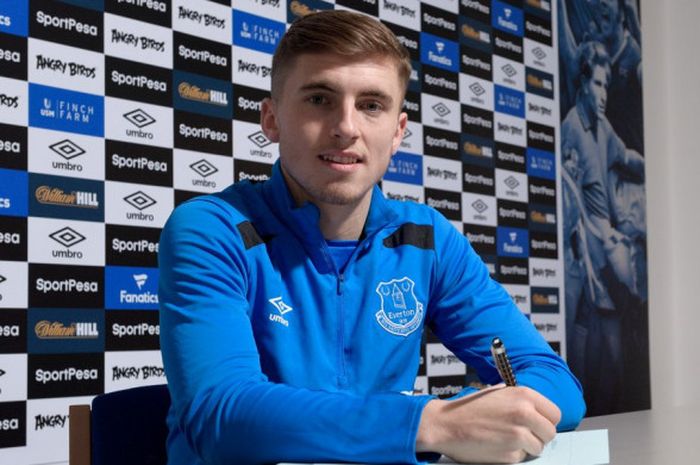 Jonjoe Kenny menandatangani kontrak baru bersama Everton pada Kamis (22/12/2017). Kenny akan bersama Everton hingga 2022